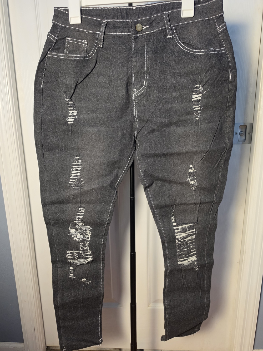 Black Distressed Women's Skinny Jeans Nwot